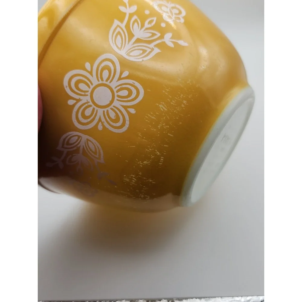 Vintage Pyrex 401 1.5-pint mixing bowl in the Golden Butterfly pattern